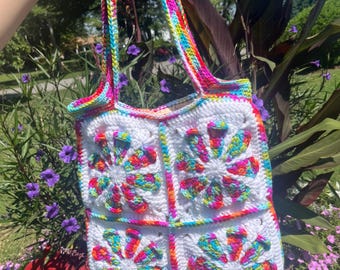 Häkeltasche mit Regenbogenblumen