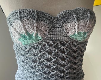 Gehäkeltes Muschel-Tube-Top mit Bindebändern am Rücken