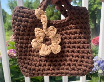 Mini-Häkeltasche mit Blumen-Schlüsselanhänger