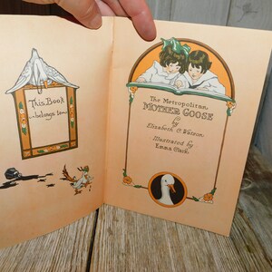 Op de afbeelding: Het boek The Metropolitan Mother Goose door Elizabeth C. Watson, ge&iuml;llustreerd door Emma Clark. De omslag toont een gans en twee kinderen die een boek lezen.