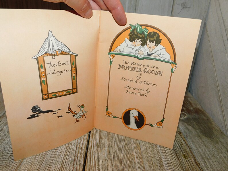 Op de afbeelding: Het boek The Metropolitan Mother Goose door Elizabeth C. Watson, ge&iuml;llustreerd door Emma Clark. De omslag toont een gans en twee kinderen die een boek lezen.