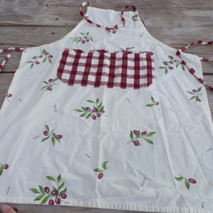 Berry Fruit White Red Gingham Full Apron, Vintage Apron, Vintage Home Decor, Kitchen Apron, Memories, Daysgonebytreasures *y