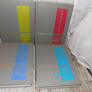アンティーク！　全巻揃いの1970年代Childcraftです LOT OF 22 CHILDCRAFT CHILDREN'S BOOKS ANNUALS 1970'S 1980'S