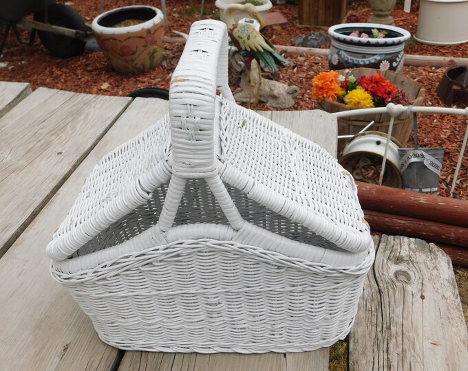 Vintage White Wicker Picnic Basket, Vtg Basket, Camping, Hiking