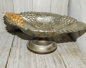 GRAPE BOWL HAMMERED Pedestal Grape Pattern Harvest, Vtg Bowl, Vtg Kitchen, Grannycore Vtg Home Décor Vintage Bowl Daygonebytreasures *y