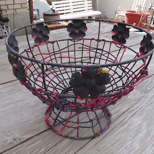 Metal Basket on Pedestal, Vtg Nice Size Egg Basket Wire Basket Vtg Kitchen Décor Flower Basket Storage Organization Daysgonebytreasures*