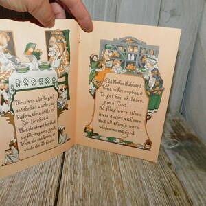 Op de afbeelding: Een antiek kinderboek met illustraties van een klein meisje met een krul op haar voorhoofd en een vrouw met een mand vol eten. De tekst luidt "There was a little girl and she had a little curl Right in the middle of her forehead. When she chewed her food she felt very very good When she swallowed it whole she felt honid Old Mother Hubbard Went to her cupboard To get her children. some food.. No flies were there. it was dusted with care And all things were. wholesome and good."