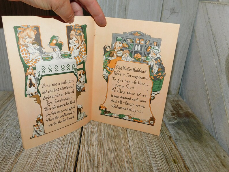 Op de afbeelding: Een antiek kinderboek met illustraties van een klein meisje met een krul op haar voorhoofd en een vrouw met een mand vol eten. De tekst luidt "There was a little girl and she had a little curl Right in the middle of her forehead. When she chewed her food she felt very very good When she swallowed it whole she felt honid Old Mother Hubbard Went to her cupboard To get her children. some food.. No flies were there. it was dusted with care And all things were. wholesome and good."