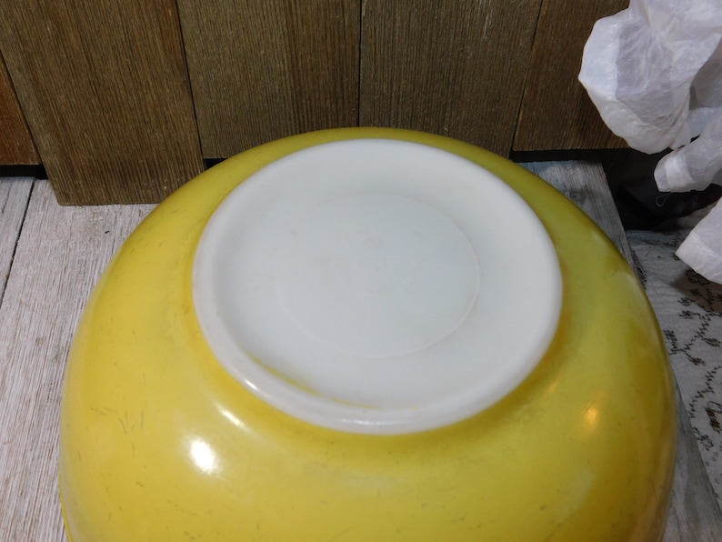 s*** Pyrex Mixing Bowl, Large Size Pyrex Bowl, Nesting Bowl, Country Kitchen Decor, Vintage Kitchen Decor, Country Home Decor, Movie Prop, :
