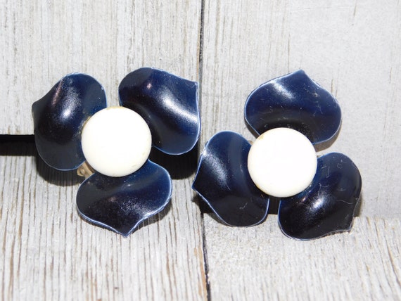 Vintage Blue and White Metal Flower Clip Earrings… - image 4