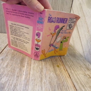The Road Runner Flip it Cartoons See Em Move, Paperback Book Cartoons Small Book Vintage Childhood Memories Gift Prop Daysgonebytreasures *y
