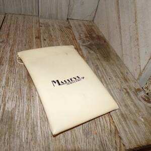 Puede incluir: Una bolsa blanca con el texto "Massey's Jewellers" impreso en negro.