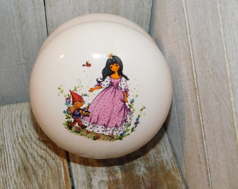 Trinket Box Vtg  Round Powder Box, Ring Box, Mom Gift, Wife Gift, Prop, Girl Trinket box, Memories, Gift, Prop, Daysgonebytreasures *