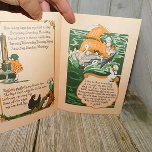 Op de afbeelding: Een open boek met kleurrijke illustraties en tekst. De linkerpagina toont een zwarte hen met eieren en een meisje dat water uit een put pompt. De rechterpagina toont een schip dat op zee vaart met kinderen aan boord. De tekst op de linkerpagina luidt: "Hoeveel dagen heeft mijn kind om te spelen. Zaterdag, zondag, maandag. Elke dag in de frisse lucht. Dinsdag, woensdag, donderdag, vrijdag, zaterdag, zondag, maandag? Higgledy.piggledy, my black hen She lays fresh eggs for little men. Little men ont every day Some of the eggs my hen doth lay." De tekst op de rechterpagina luidt: "Ik zag een schip varen  Varen op zee. En oh, maar het was beladen  Met kinderen, goed om te zien. Sterke armen die de zeilen strak hielden  Rode wangen die lachten in de kou  En elk kind erop  Was zijn gewicht in goud waard."