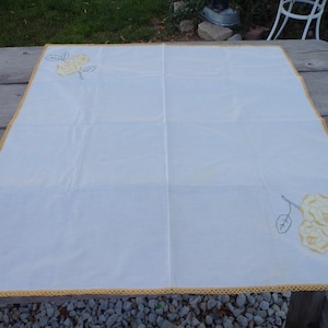 Vtg Tablecloth, Square Table Cloth, Yellow White Table Cloth, Yellow Flower, Vintage Kitchen Decor Memories, Gift Prop Daysgonebytreasures