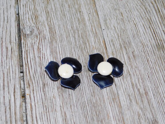 Vintage Blue and White Metal Flower Clip Earrings… - image 5