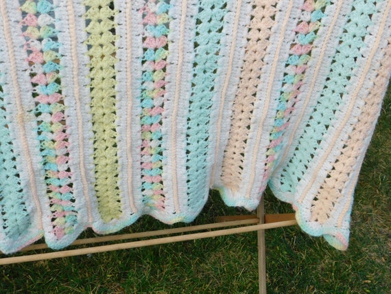 Vintage Baby Afghan, Pastel Baby Afghan, Scallope… - image 2