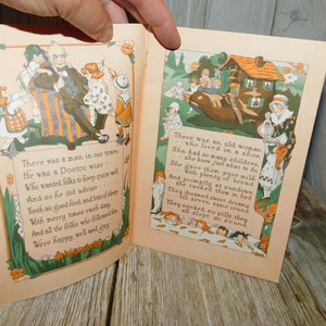 Op de afbeelding: Een open boek met illustraties en tekst. De linkerpagina toont een dokter met kinderen, en de rechterpagina toont een vrouw in een schoen met slapende kinderen erin. De tekst luidt: "There was a man in our town...He was a Doctor wise...Who wanted folks to keep quite well...And so he did advise...fresh air, good food, and lots of sleep...With merry times each day...And all the folks who followed for...Were happy, well and gay" en "There was an old woman...who lived in a shoe...She had so many children...she know just what to do...She gave then pure milk...With plenty of bread...And promptly at sundown...she tucked them in bed...They dreamed sweet dreams...till seven, esane sound...They needed no pills they...all slept so sound."