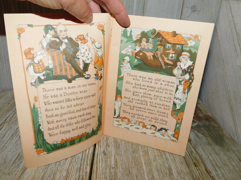 Op de afbeelding: Een open boek met illustraties en tekst. De linkerpagina toont een dokter met kinderen, en de rechterpagina toont een vrouw in een schoen met slapende kinderen erin. De tekst luidt: "There was a man in our town...He was a Doctor wise...Who wanted folks to keep quite well...And so he did advise...fresh air, good food, and lots of sleep...With merry times each day...And all the folks who followed for...Were happy, well and gay" en "There was an old woman...who lived in a shoe...She had so many children...she know just what to do...She gave then pure milk...With plenty of bread...And promptly at sundown...she tucked them in bed...They dreamed sweet dreams...till seven, esane sound...They needed no pills they...all slept so sound."