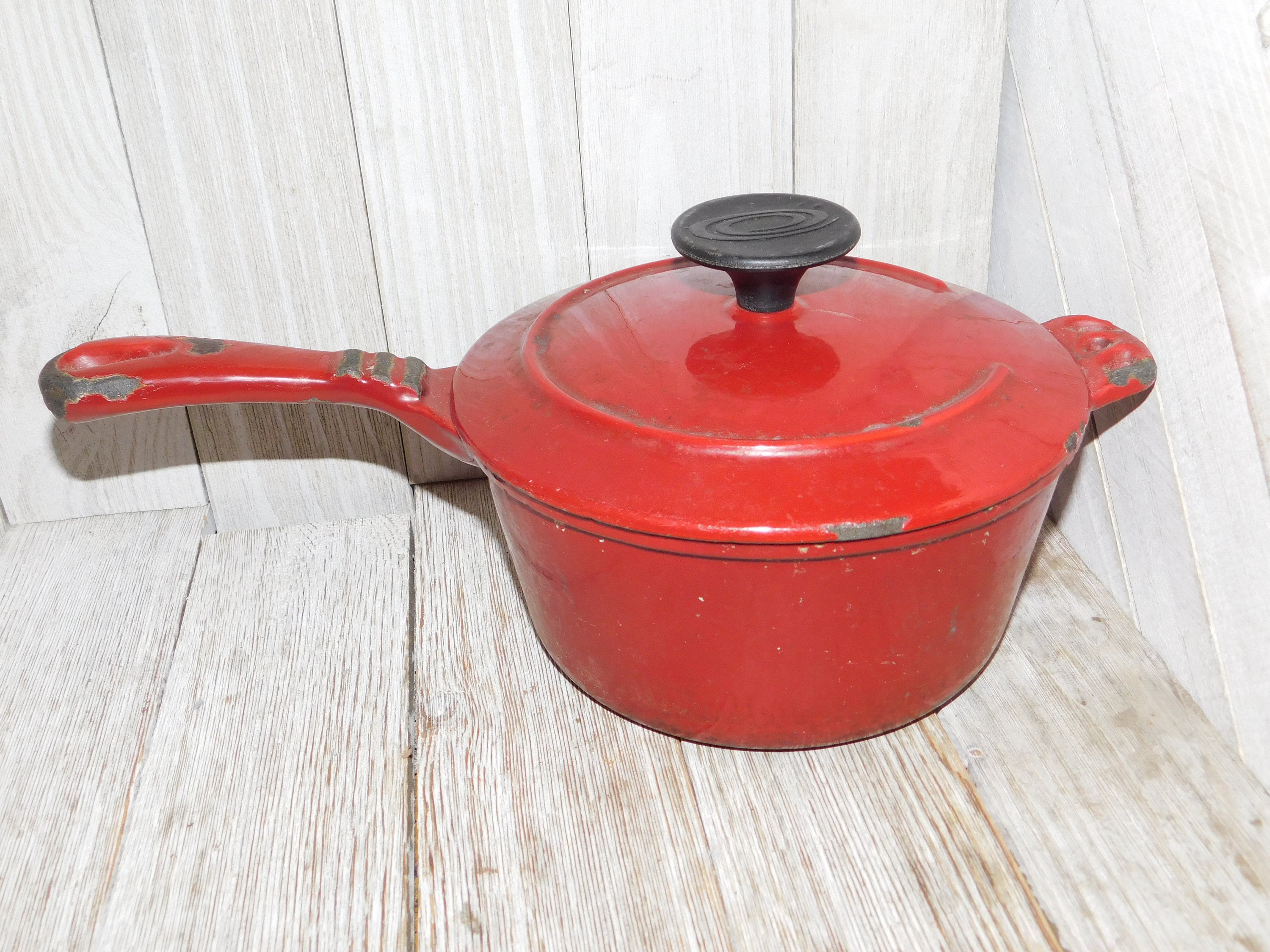 2.5 Qt Enameled Cast-Iron Series 1000 Covered Sauce Pan - Gradated Red