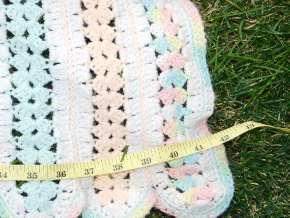 Vintage Baby Afghan, Pastel Baby Afghan, Scallope… - image 10