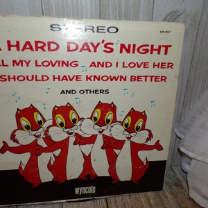Puede incluir: Una portada de &aacute;lbum de vinilo vintage con una ilustraci&oacute;n de dibujos animados de cuatro ardillas rojas cantando. El t&iacute;tulo del &aacute;lbum es "A Hard Day's Night" con los t&iacute;tulos de las canciones "All My Loving" e "I Should Have Known Better" enumerados a continuaci&oacute;n. La etiqueta del disco es "Wyncote".