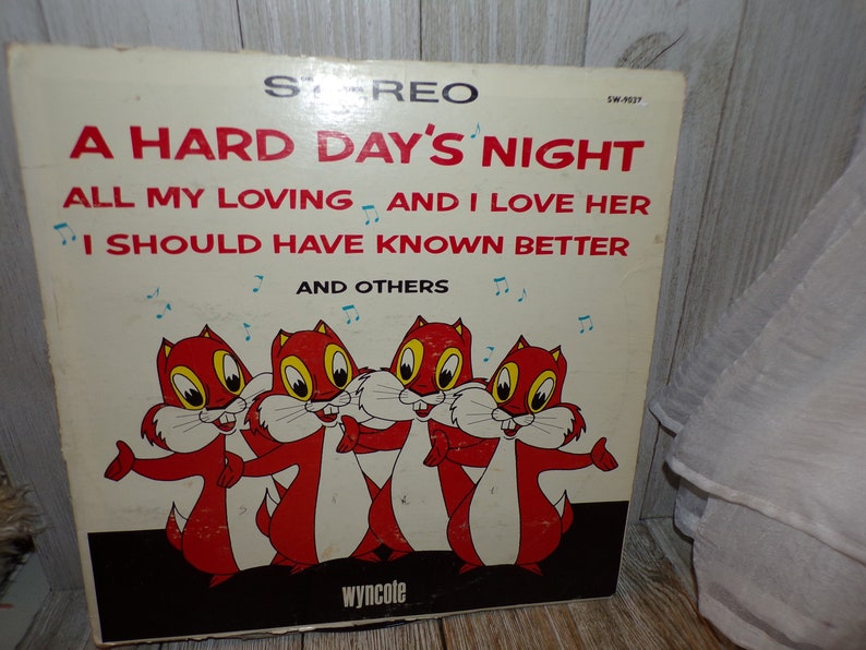 Puede incluir: Una portada de &aacute;lbum de vinilo vintage con una ilustraci&oacute;n de dibujos animados de cuatro ardillas rojas cantando. El t&iacute;tulo del &aacute;lbum es "A Hard Day's Night" con los t&iacute;tulos de las canciones "All My Loving" e "I Should Have Known Better" enumerados a continuaci&oacute;n. La etiqueta del disco es "Wyncote".