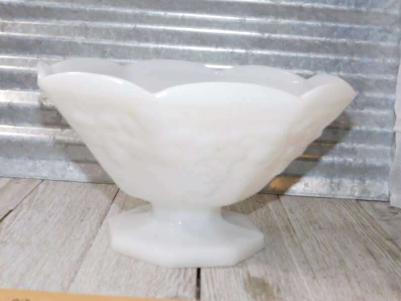 Vintage Milk Glass Bowl, Milk Glass Grape Bowl on pedestal,Milk Glass Bowl, Octagon Shaped Bowl, Country Decor, Farm House Dec shc***D