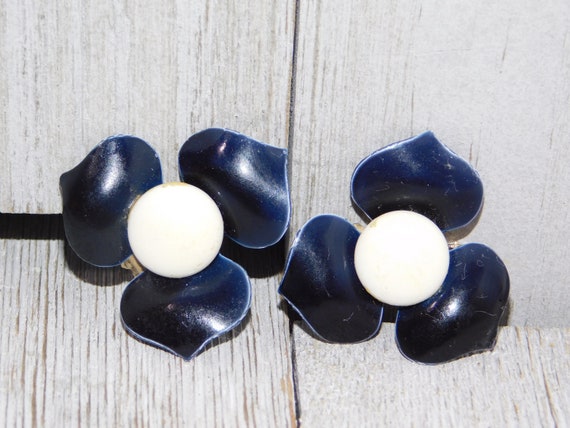 Vintage Blue and White Metal Flower Clip Earrings… - image 1