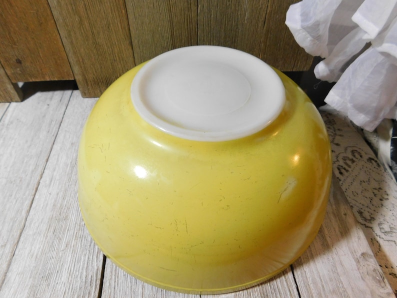 s*** Pyrex Mixing Bowl, Large Size Pyrex Bowl, Nesting Bowl, Country Kitchen Decor, Vintage Kitchen Decor, Country Home Decor, Movie Prop, :