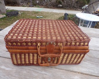 Vtg  Wicker Picnic Basket, Nice Size Picnic Basket, Romantic  Picnic, Summer, Camping, Memories, Gift, Prop, Daysgonebytreasures *y