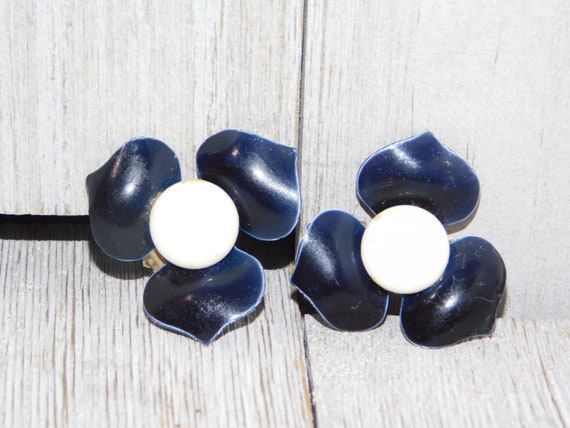 Vintage Blue and White Metal Flower Clip Earrings… - image 3