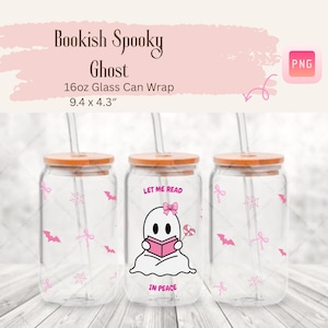 Op de afbeelding: Drie doorzichtige glazen blikjes van 473 ml met bamboe deksels en glazen rietjes. Het middelste glas toont een witte geestillustratie met een roze strik, lezend in een roze boek, met de tekst "LET ME READ IN PEACE". Roze vleermuizen, strikken en spinnenwebben.