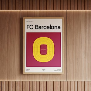 Puede incluir: Un póster enmarcado con un gráfico minimalista del estadio Camp Nou del FC Barcelona. El diseño incluye un contorno de estadio amarillo sobre un fondo granate, con texto que muestra el nombre del equipo, la capacidad, el año de apertura y la ubicación.