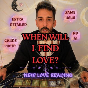 Op de afbeelding: Een persoon in een zwarte hoodie met rits zit achter een tafel met een donker hemels kleed. Zes tarotkaarten liggen in een rij. Tekstoverlays bevatten "WHEN WILL I FIND LOVE?", "EXTRA DETAILED", "SAME HOUR", "NO AI" en "NEW LOVE READING".