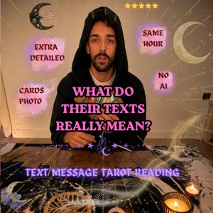 Puede incluir: Una persona con sudadera negra realizando una lectura de tarot con cartas extendidas sobre un paño estampado. Los textos superpuestos incluyen: EXTRA DETAILED, SAME HOUR, NO AI, CARDS PHOTO, WHAT DO THEIR TEXTS REALLY MEAN? y TEXT MESSAGE TAROT READING.