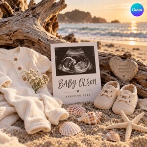 Puede incluir: Un pelele de bebé de punto gofrado en color crema con botones de madera, un par de zapatos de bebé a juego, y una tarjeta blanca con una ecografía, el texto "BABY OLSON" y "ARRIVING 202X", junto a una piedra en forma de corazón y conchas.