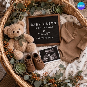 Może przedstawiać: Wiklinowy kosz zawierający beżowego pluszowego misia z zieloną kokardką, czarną tablicę z białym napisem BABY OLSON IS ON THE WAY ARRIVING 202x, brązowe body z długim rękawem, dziecięce buciki oraz zdjęcie z badania USG.