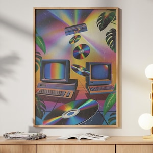 Puede incluir: Una impresión de arte de pared enmarcada que presenta una ilustración digital retro-futurista de dos computadoras de escritorio antiguas, varios discos compactos flotantes y rayos de luz arcoíris, rodeados de grandes hojas tropicales verdes.