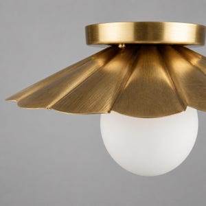 Plafoniera floreale in ottone realizzata a mano, lampadario Art Déco a forma di petalo, illuminazione con globo satinato
