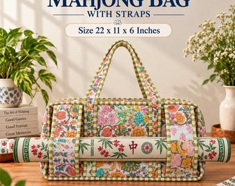 Puede incluir: Un bolso rectangular para Mahjong con correas, estampado floral colorido y ribete a rayas verdes. El bolso muestra el texto Mahjong Bag with Straps y Size 22 x 11 x 6 Inches. Una alfombrilla enrollada con motivos de bambú está sujeta al frente.