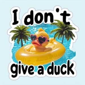 Puede incluir: Una pegatina que muestra un pato de goma amarillo con gafas de sol en forma de corazón flotando en una piscina azul con palmeras. El texto "I don't give a duck" está impreso en letras negras negritas sobre y debajo de la ilustración.