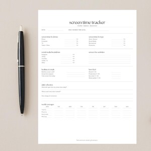 Peut inclure: Une page de planificateur papier blanche pour le suivi du temps d'écran avec du texte et des lignes noirs, comprenant des sections pour l'utilisation des appareils, les réseaux sociaux et la réflexion quotidienne, avec un stylo noir à côté.