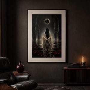 Peut inclure: Une impression d'art murale encadrée représentant une scène sombre et atmosphérique d'une silhouette en robe blanche debout dans l'eau sous une arche en pierre. Une éclipse solaire noire brille au-dessus, avec des éléments floraux rouges au premier plan.
