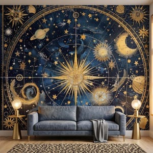 Pode incluir: Um grande mural de parede apresentando um mapa celestial azul escuro com ilustrações douradas de estrelas, planetas, uma lua crescente e uma rosa dos ventos central. O design inclui símbolos astronômicos complexos e linhas.