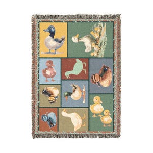 Op de afbeelding: Een geweven plaid met een raster van rechthoekige panelen, elk met verschillende illustraties van eenden en eendenkuikens in tinten geel, groen, blauw en bruin. De deken heeft een gefranjerde rand en een decoratieve rand met bladeren.