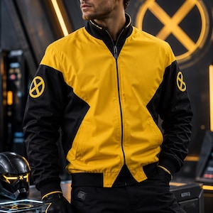 Può includere: Una giacca bomber con zip gialla e nera dotata di collo alto, polsini neri a coste e un emblema circolare con il logo X-Men giallo e nero su ogni manica. La giacca presenta un design a blocchi di colore con pannelli gialli sul petto.