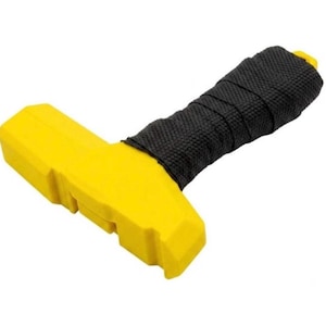 Può includere: Un utensile a forma di T di colore giallo con una testa angolare e massiccia, e un manico avvolto in nastro nero testurizzato. L'utensile presenta una finitura opaca sui componenti gialli e un'impugnatura nera a contrasto.