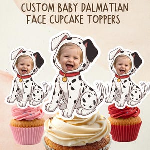 Könnte beinhalten: Drei Cupcake-Topper mit einem Dalmatiner-Hundekörper als Cartoon-Illustration und einem Ausschnitt für ein Gesicht, inklusive rotem Halsband mit goldener Marke. Der Text CUSTOM BABY DALMATIAN FACE CUPCAKE TOPPERS steht über den auf Cupcakes platzierten Toppern.