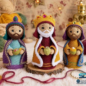 Op de afbeelding: Drie gehaakte figuren die de Drie Wijzen voorstellen, elk met een kroon of hoofdtooi en een kleurrijk gewaad. De figuren zijn voorzien van gedetailleerd stikwerk, geborduurde gezichtsuitdrukkingen en kleine accessoires die in de handen worden gehouden.